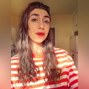 Meet your Posher, Caroline Ruby. 🌸✨